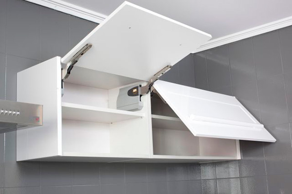 Imagen de un modulo de cocina con puertas abatibles