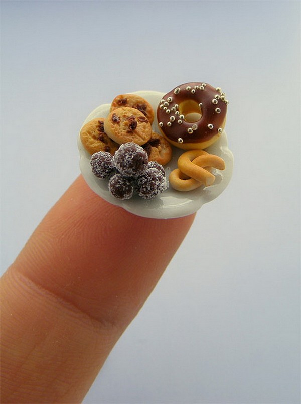 cocina en miniatura del artista Aaron Neck bollos