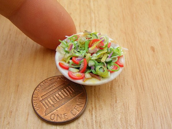 cocina en miniatura del artista Aaron Neck ensalada