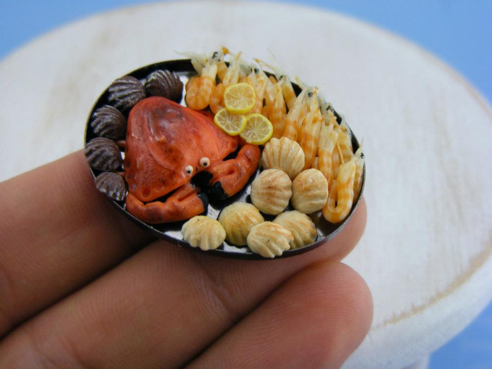 cocina en miniatura del artista Aaron Neck marisco