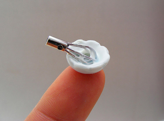 cocina en miniatura del artista Aaron Neck espumadera
