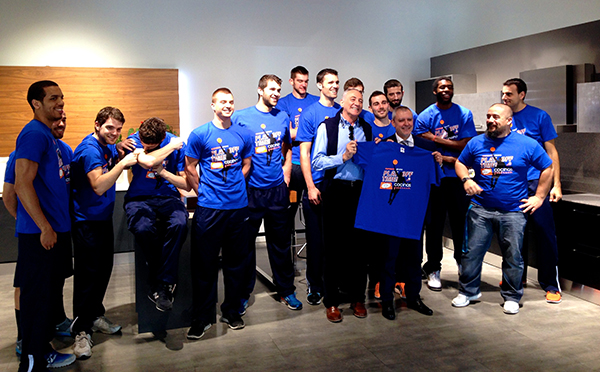 Imagen de la visita del equipo de baloncesto a nuestra central