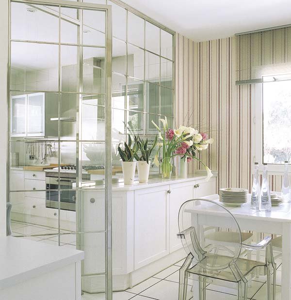 Paredes de cristal en la cocina blanca Paredes de cristal en la cocina
