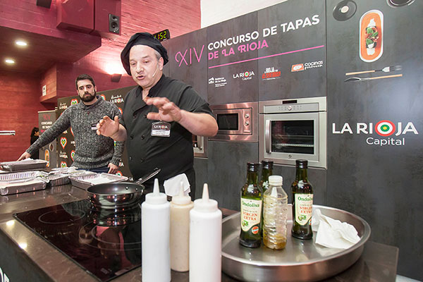 Imagen de uno de los concursante cocinando en el modelo de cocina de Cocinas.com